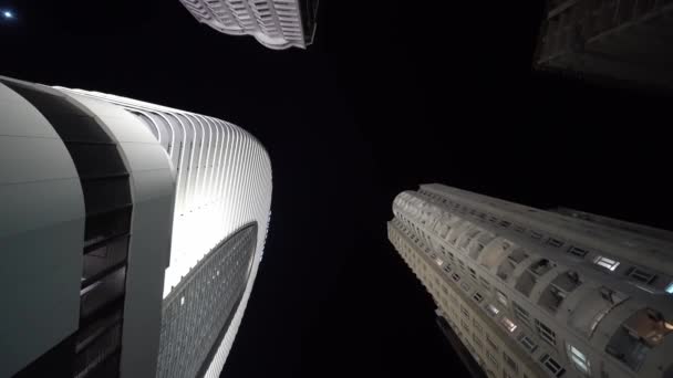 Ofis binasının altından gökyüzüne karşı görünüm Geceleri aşağıdan yukarıya görünüm — Stok video