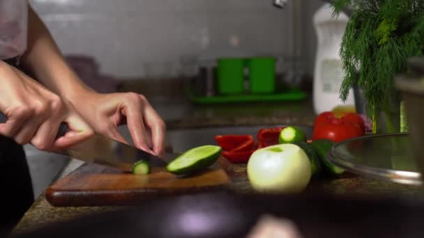 Kadın ev hanımı mutfakta sağlıklı yiyecekler hazırlar. Sebze doğruyor.. — Stok video