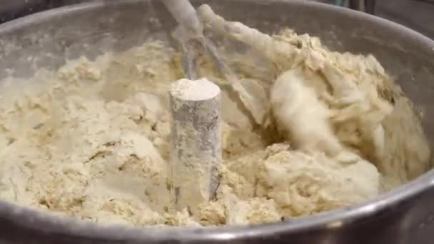 Industrial mixer for kneading dough. Mixing equipment in bakery. — Vídeo de stock