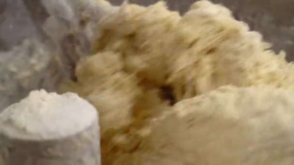 Industriemaschine zum Kneten von Teig. Mischanlagen in der Bäckerei. — Stockvideo