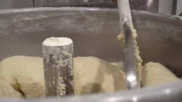 Mélangeur industriel pour pétrir la pâte. Équipement de mélange en boulangerie. — Video