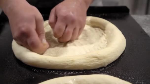 Robię bułki z chlebem. Styl wiejski.Proces pieczenia chleba. — Wideo stockowe