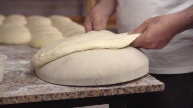 Gürcü şef geleneksel khachapuri yemeği hazırlıyor