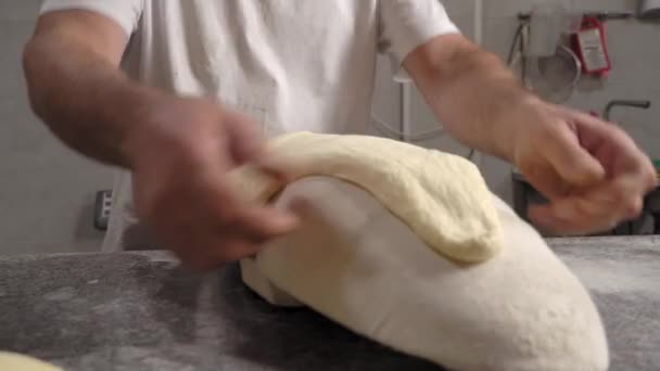 Chef géorgien fait des préparations de plat khachapuri traditionnel — Video