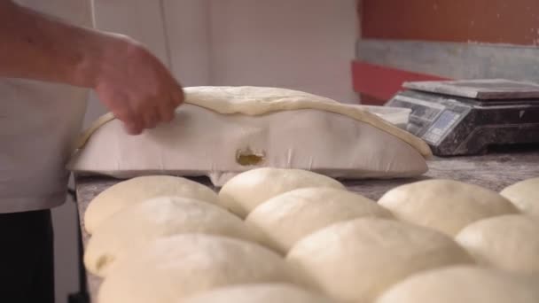 Грузинський шеф-кухар готує традиційну страву хачапурі. — стокове відео