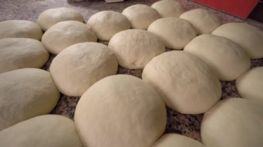 Ahşap masadaki fırında bitirilmiş pembe hamurun yakın çekimi.