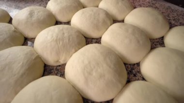 Pişirmeden önce hamuru kızartma tavasına koymak için hamur mayası topları.