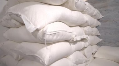 Stoklarda pirinç, şeker, tahıl ve un sevkiyat için poşetlerde hazırlanır.