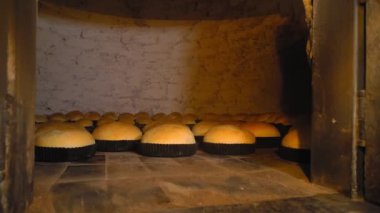 İçinde bir sürü ekmek olan eski püskü bir fırın..