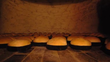 İçinde bir sürü ekmek olan eski püskü bir fırın..