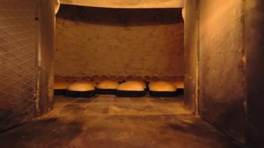 İçinde bir sürü ekmek olan eski püskü bir fırın..