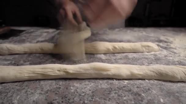 Männerhände halten Teig. Roher Teig für Pizza, Semmeln oder Brot. — Stockvideo