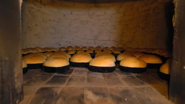 Régi rusztikus retró sütő, amiben sok kenyér van.. — Stock videók