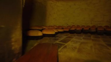 Baker ekmeği kürekle fırına atar..