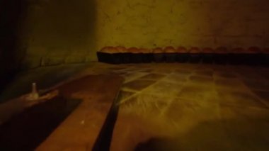 Baker ekmeği kürekle fırına atar..