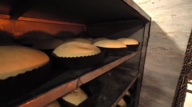 Kavanozlar fırında çiğ ekmek için.