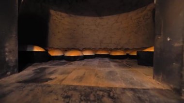 İçinde bir sürü ekmek olan eski püskü bir fırın..