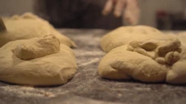 Ahşap masadaki fırında bitirilmiş pembe hamurun yakın çekimi.