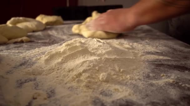 Мужские руки держат тесто. приготовление сырого теста для пиццы, рулонов или хлеба. — стоковое видео