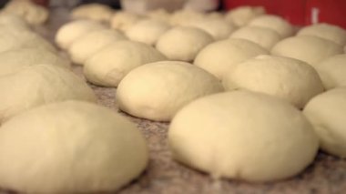 Ahşap masadaki fırında bitirilmiş pembe hamurun yakın çekimi.