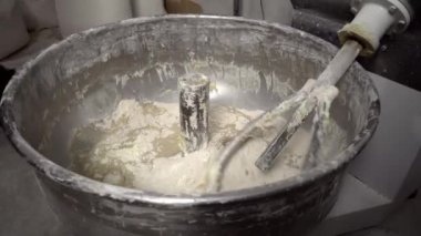 Hamur yoğurmak için endüstriyel karıştırıcı. Fırında ekipman karıştırma.