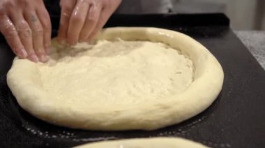 Ekmek rulosu yapıyorum. Kırsal stil. Ekmek yapma süreci..