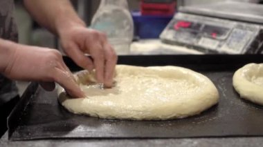 Ekmek rulosu yapıyorum. Kırsal stil. Ekmek yapma süreci..