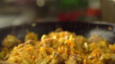Et ve sebzeli kızartma tavası. Yakın plan..