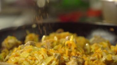 Et ve sebzeli kızartma tavası. Yakın plan..