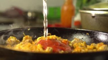 Et ve sebzeli kızartma tavası. Yakın plan..