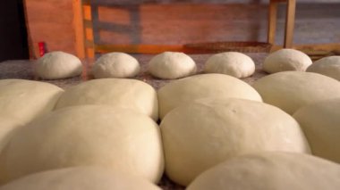 Ahşap masadaki fırında bitirilmiş pembe hamurun yakın çekimi.