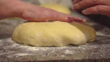 Tanımlanamayan iki kadın ortaya çıkar ve masaya çöreklenir..