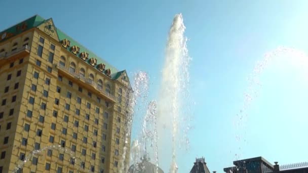 High fountains on square of Europe in Batumi Against background of blue sky. — Vídeos de Stock