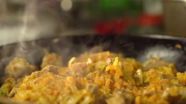 Τηγάνι τηγανίσματος με κρέας και λαχανικά. — Αρχείο Βίντεο