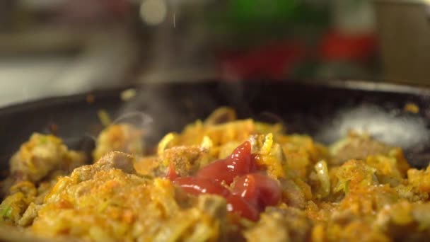 Frying pan with meat and vegetables close-up. — Vídeo de Stock