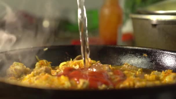 Frying pan with meat and vegetables close-up. — Vídeo de stock