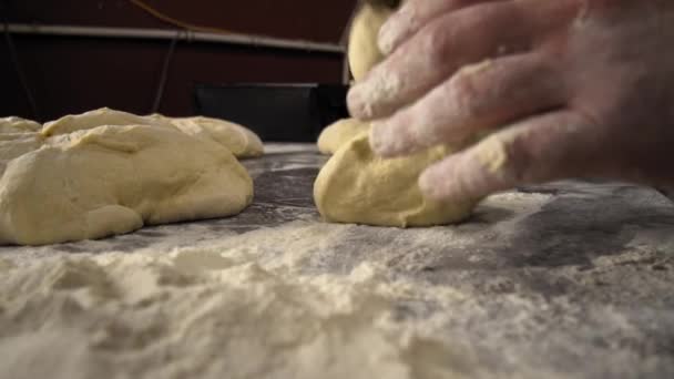 Чоловічі руки тримають тісто. виготовлення сирого тіста для піци, рулетів або хліба . — стокове відео