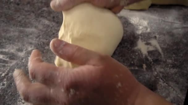 Мужские руки держат тесто. приготовление сырого теста для пиццы, рулонов или хлеба. — стоковое видео