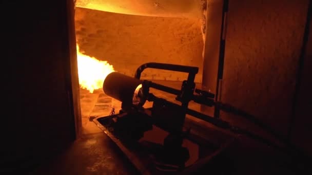 Production oven for making bread. Bakery. Large powerful fire cannon running — ストック動画