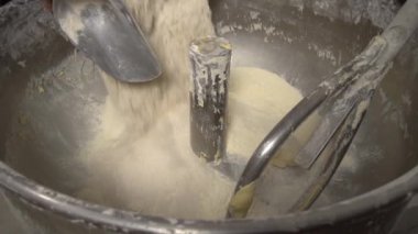 Hamur yoğurmak için endüstriyel karıştırıcı. Fırında ekipman karıştırma.