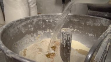 Hamur yoğurmak için endüstriyel karıştırıcı. Fırında ekipman karıştırma.
