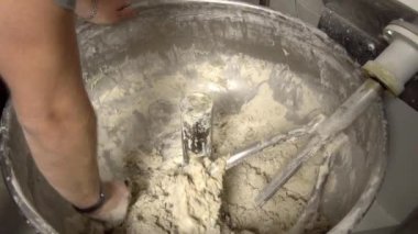 Hamur yoğurmak için endüstriyel karıştırıcı. Fırında ekipman karıştırma.