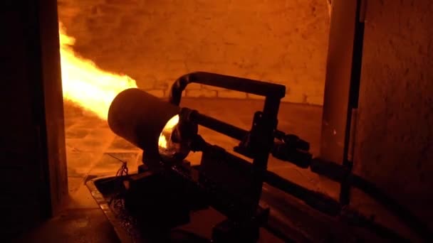 Production oven for making bread. Bakery. Large powerful fire cannon running — ストック動画