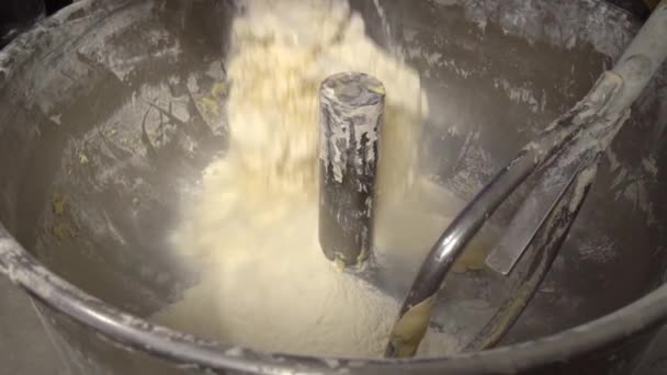 Mélangeur industriel pour pétrir la pâte. Équipement de mélange en boulangerie. — Video