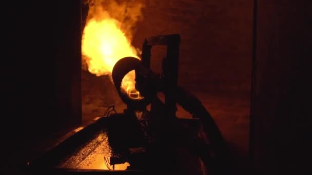Печь для производства хлеба. Пекарня. Большая мощная огневая пушка — стоковое видео
