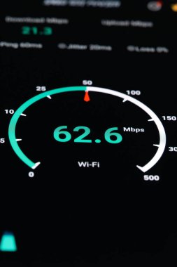 Siyah arkaplan dikey fotoğrafında bir cep telefonunun İnternet hızını kontrol etmenin sonucu olarak yakın plan