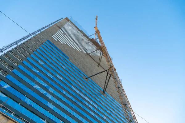 View Multi Storey Building Yellow Construction Crane Blue Sky Background — Φωτογραφία Αρχείου