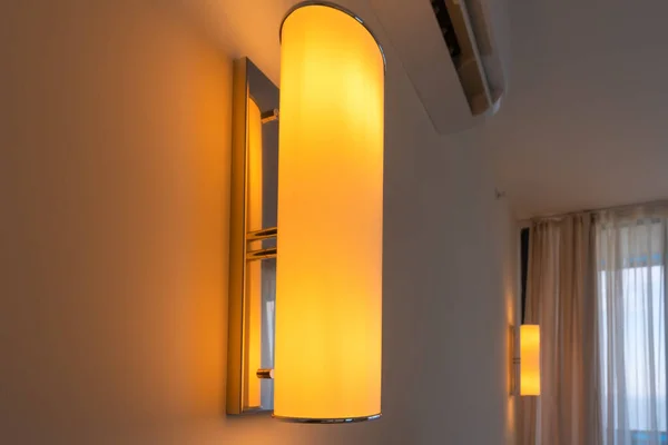 Detailní Záběr Rozsvícených Lamp Oranžovým Světlem Stěně — Stock fotografie