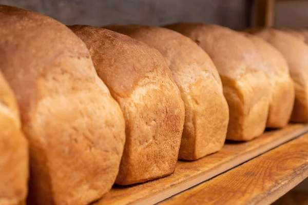 Close Freshly Baked Bread Wooden Shelves Production Bakery Products — Foto Stock