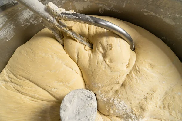 Крупный План Замеса Эластичного Теста Хлеба Смесительной Машине Пекарне Промышленный — стоковое фото